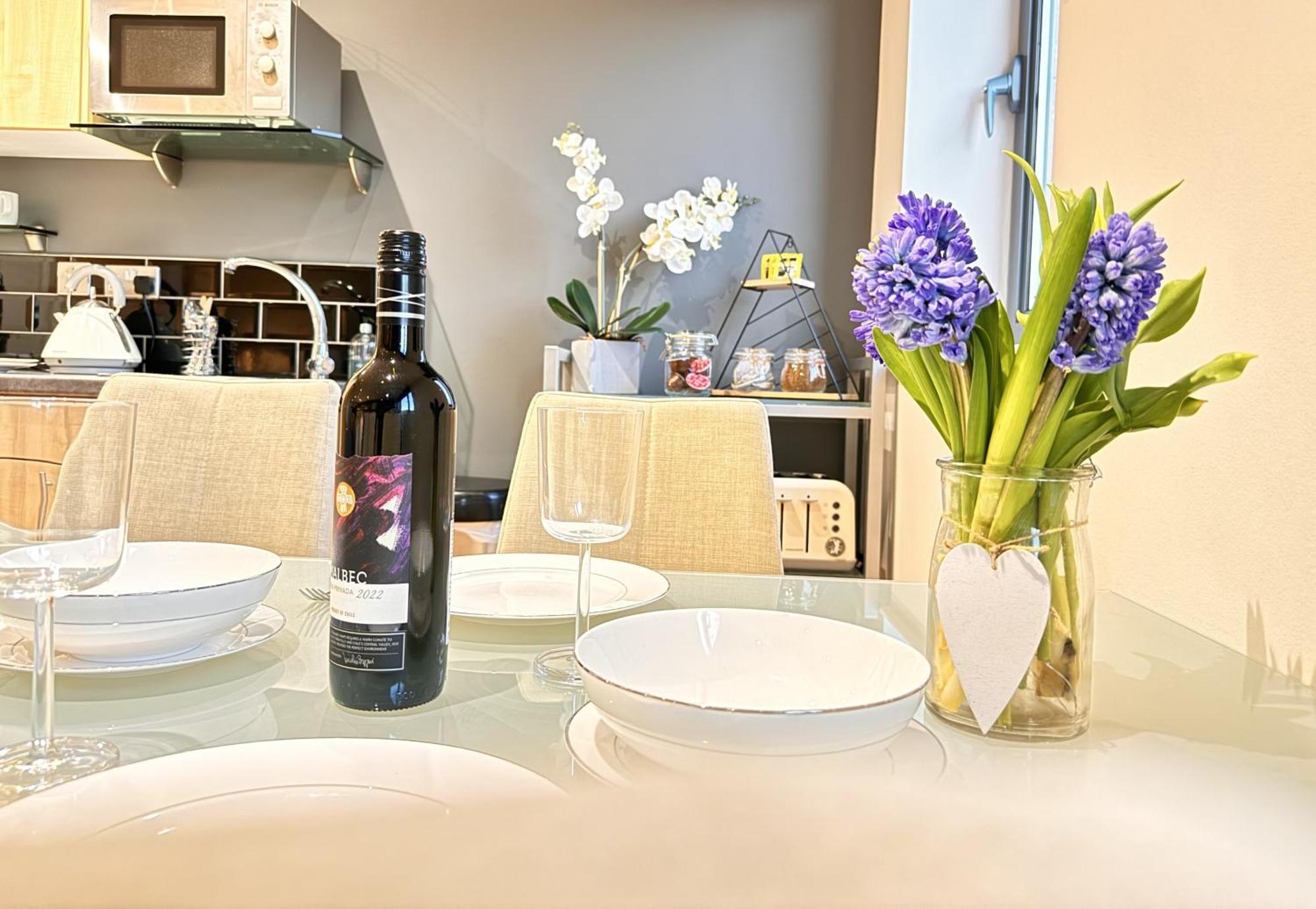 Perfectly Located City Centre Studio Apartment - West One With Free Wifi, Gym Access, Netflix เชฟฟิลด์ ภายนอก รูปภาพ