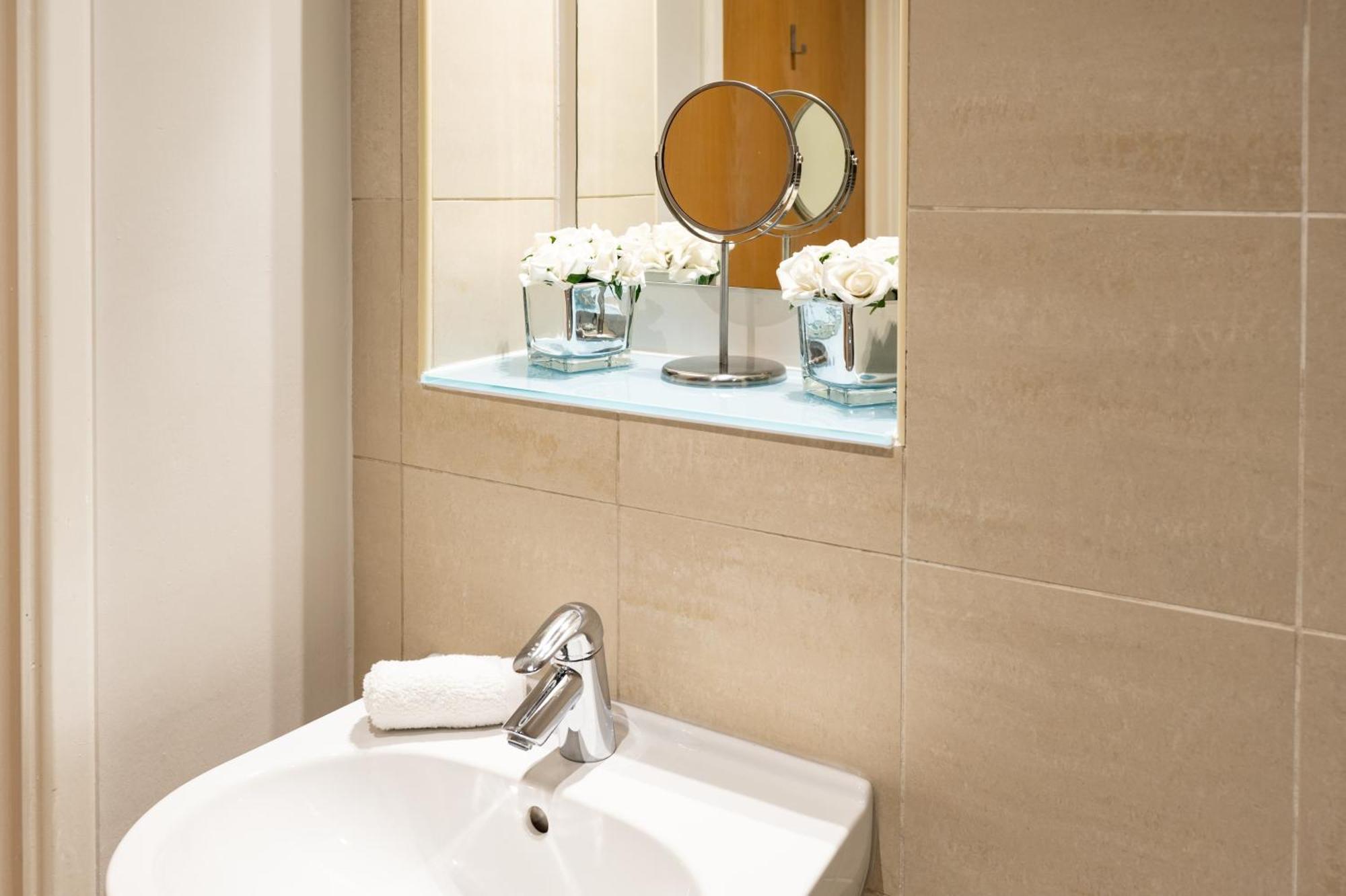 Perfectly Located City Centre Studio Apartment - West One With Free Wifi, Gym Access, Netflix เชฟฟิลด์ ภายนอก รูปภาพ